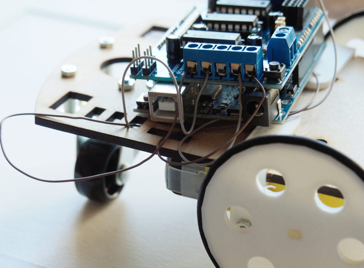 Atelier : fabriques ton premier robot qui roule tout seul