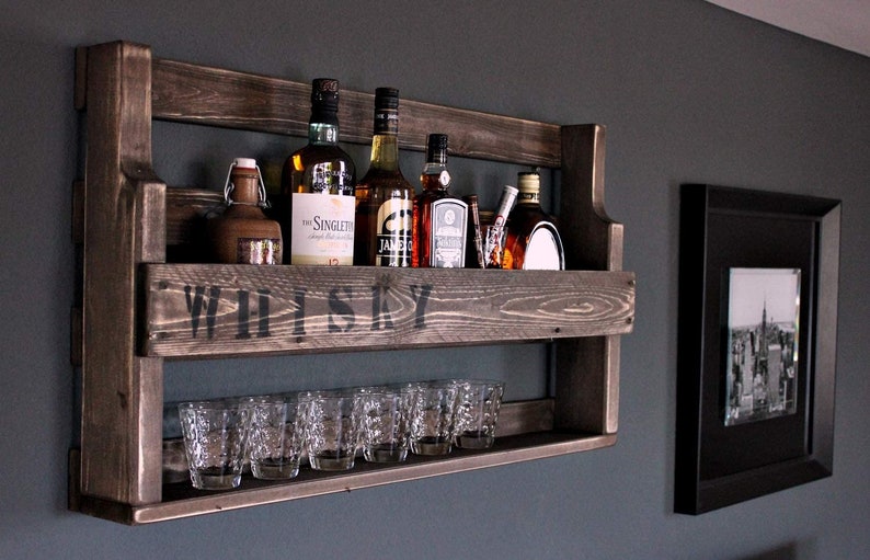 Photo d’inspiration : rangement mural en bois sombre pour bouteilles et verres