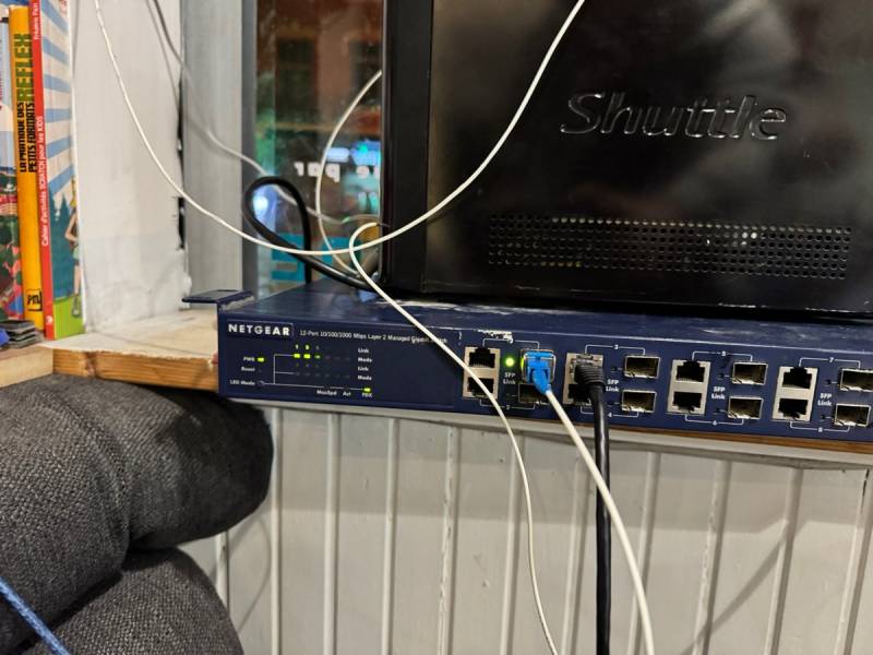 switch_netgear_gsm7212.jpg